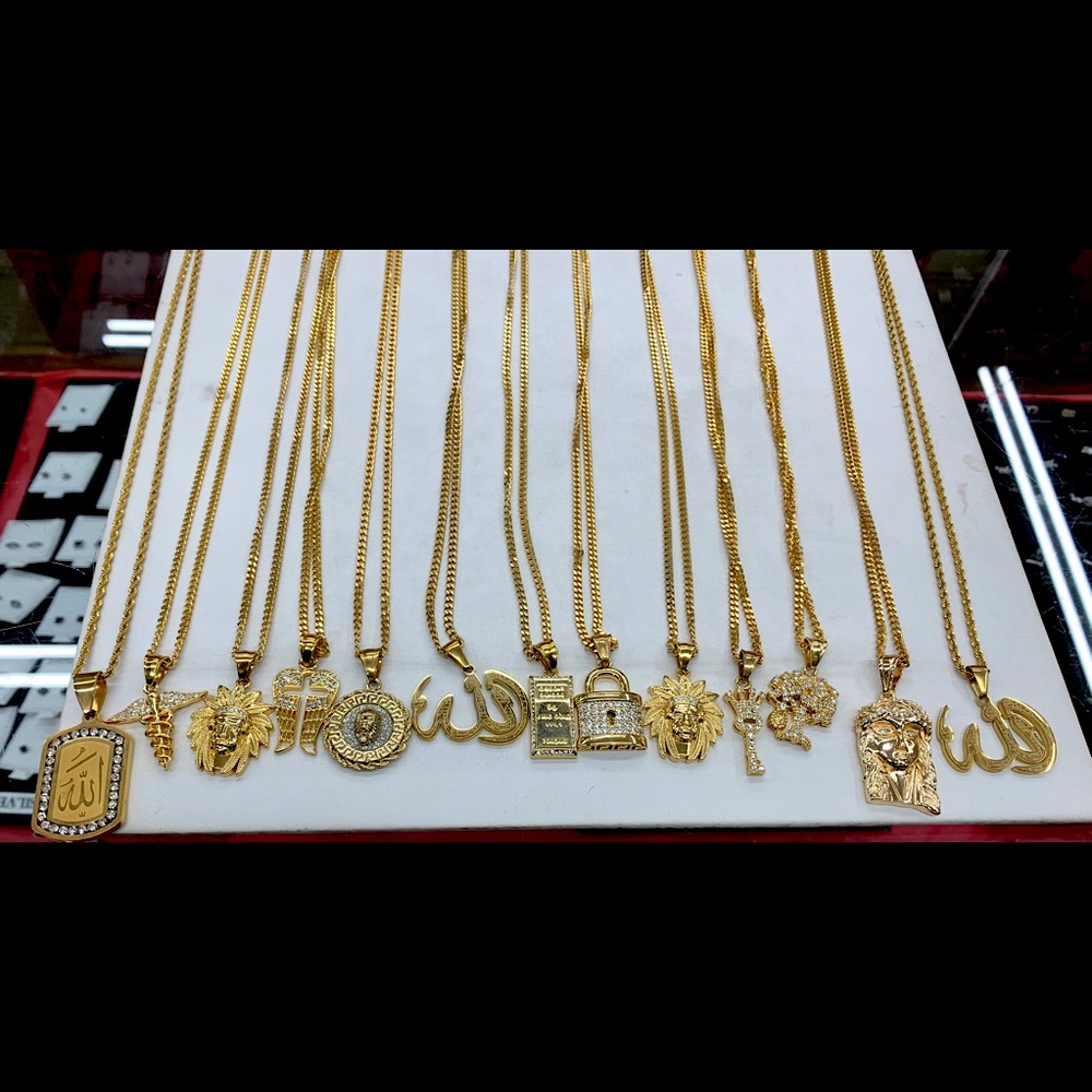 Gold chain and pendant read description!